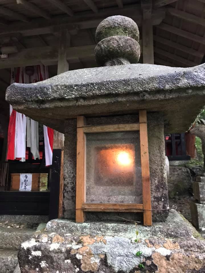 お灯明が点灯した石灯篭